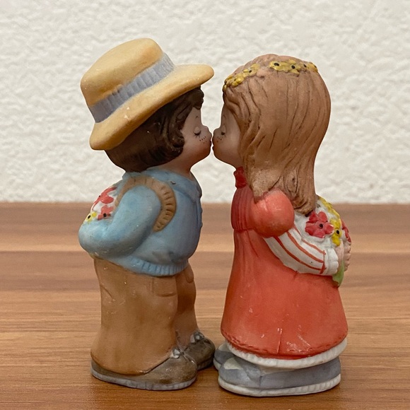Pair of Vintage 1979 LUCY RIGG Adorable Kissing Boy & Girl Figurine Kitsch - Picture 1 of 15